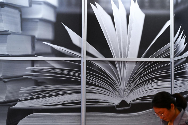 Un stand représentant un livre grand ouvert, au salon du livre de Francfort, en Allemagne, le 17 octobre 2024. ( AFP / Kirill KUDRYAVTSEV )