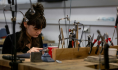 Une étudiante en joaillerie, le 10 mars 2026 à Gdansk, en Pologne  ( AFP / Wojtek RADWANSKI )