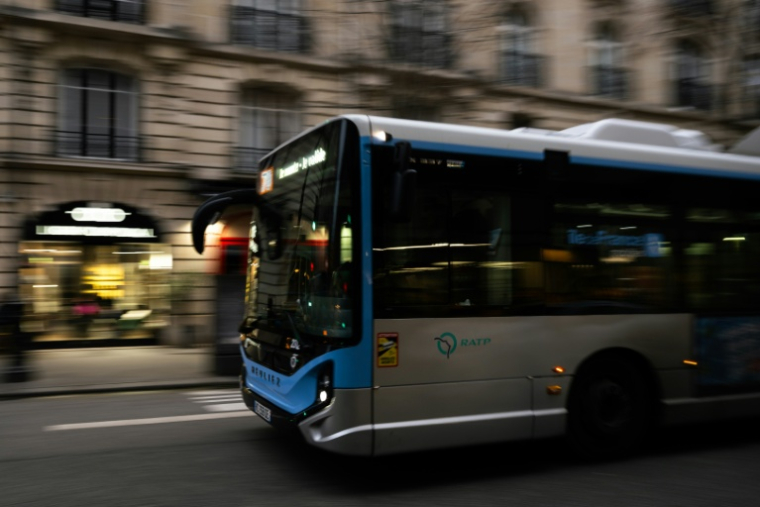 Les usagers des bus parisiens pourront payer leur trajet en carte bancaire d'ici cet été ( AFP / Julie SEBADELHA )