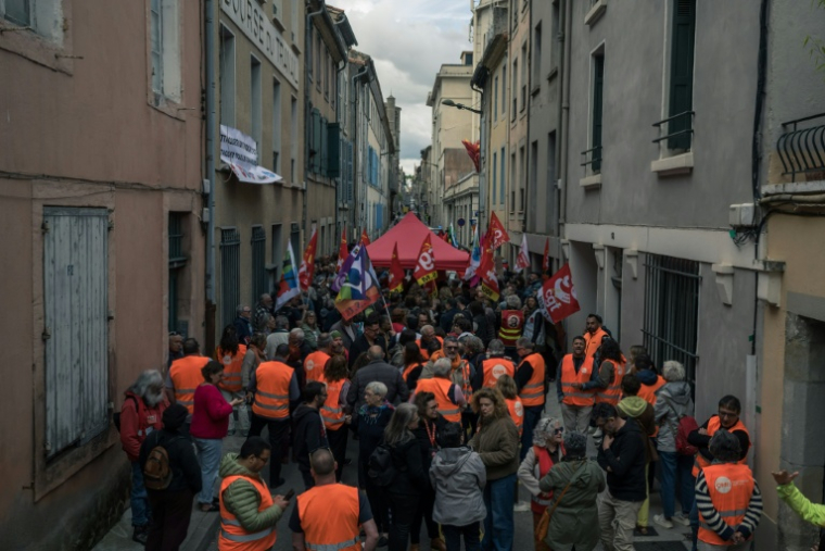 Un rassemblement d'organisations syndicales organisé par la CGT contre les mesures les visant, annoncées par le maire RN de Carcassonne, Christophe Barthes, à la Bourse du Travail de Carcassonne, le 13 mai 2026 dans l'Aude ( AFP / Ed JONES )