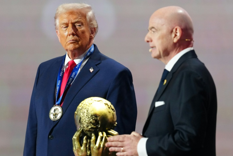 En marge du tirage au sort du Mondial-2026, le président de la Fifa Gianni Infantino avait attribué le "Prix Fifa de la Paix" au présidént des Etats-Unis Donald Trump, le 5 décembre 2025 à Washington ( GETTY IMAGES NORTH AMERICA / POOL )