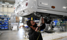 Photo d'archives d'un ouvrier sur le site de l'usine Knaus-Tabbert AG à Jandelsbrunn