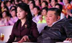 Photo prise le 8 mars 2026 et publiée par l'agence étatique de Corée du Nord KCNA le lendemain du dirigeant nord-coréen, Kim Jong Un (d), et de sa fille, Kim Ju Ae (g), assistant à un événement au Gymnasium de Pyongyang ( KCNA VIA KNS / STR )