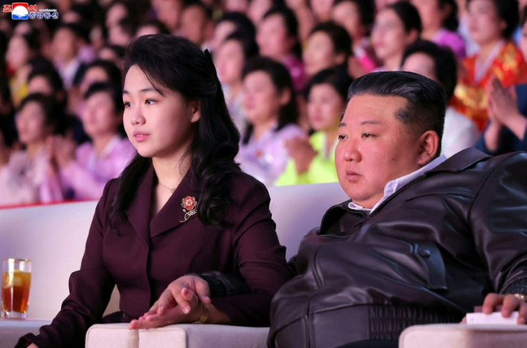 Photo prise le 8 mars 2026 et publiée par l'agence nord-coréenne KCNA le 9 mars 2026, montrant le dirigeant nord-coréen, Kim Jong Un (d), et de sa fille, Kim Ju Ae (g), assistant à un événement au Gymnasium de Pyongyang ( KCNA VIA KNS / STR )