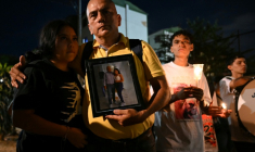 Carlos Zambrano tient une photo de son frère disparu lors d'une veillée en hommage aux victimes, après un séisme de magnitude 7,4 à Cali, en Colombie, le 15 août 2026 ( AFP / Raul ARBOLEDA )