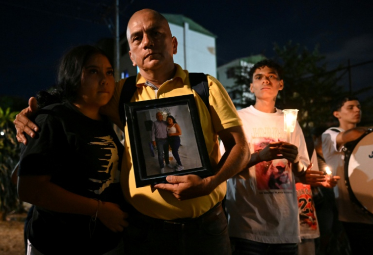 Carlos Zambrano tient une photo de son frère disparu lors d'une veillée en hommage aux victimes, après un séisme de magnitude 7,4 à Cali, en Colombie, le 15 août 2026 ( AFP / Raul ARBOLEDA )