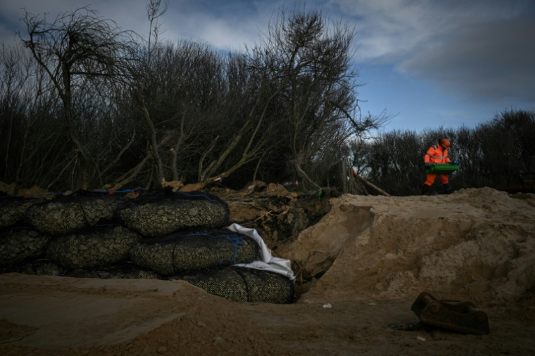 Un ouvrier lors des travaux de consolidation en cours sur l'île d'Oléron pour protéger des bassins d'infiltration face à l'érosion côtière, le 28 janvier 2026 à Le-Grand-village-plage, en Charente-Maritime ( AFP / Philippe LOPEZ )