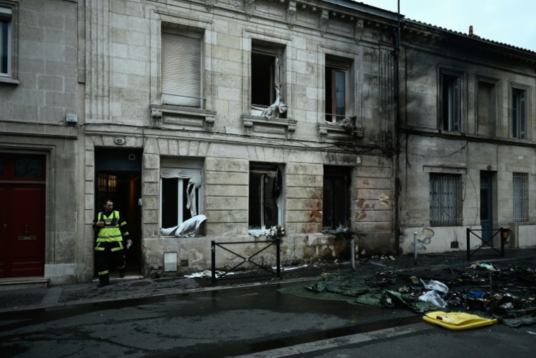 Une façade de maison brûlée après un feu de poubelle allumé dans le cadre d'un blocus de lycéens près du lycée Gustave Eiffel de Bordeaux, le 30 septembre 2026 ( AFP / Philippe LOPEZ )
