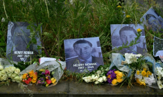 Des fleurs en hommage à l'étudiant Henry Nowak sont déposés devant le commissariat de police, à Southampton, dans le sud de l’Angleterre, le 3 juin 2026 ( AFP / Ben STANSALL )