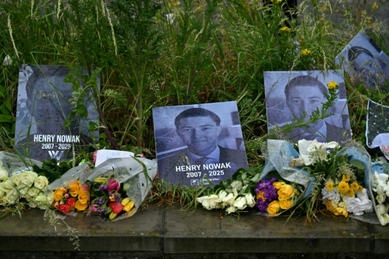 Des fleurs en hommage à l'étudiant Henry Nowak sont déposés devant le commissariat de police, à Southampton, dans le sud de l’Angleterre, le 3 juin 2026 ( AFP / Ben STANSALL )