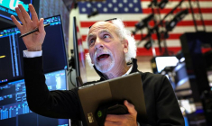 Un trader réagit sur le parquet de la Bourse de New York (NYSE) à New York