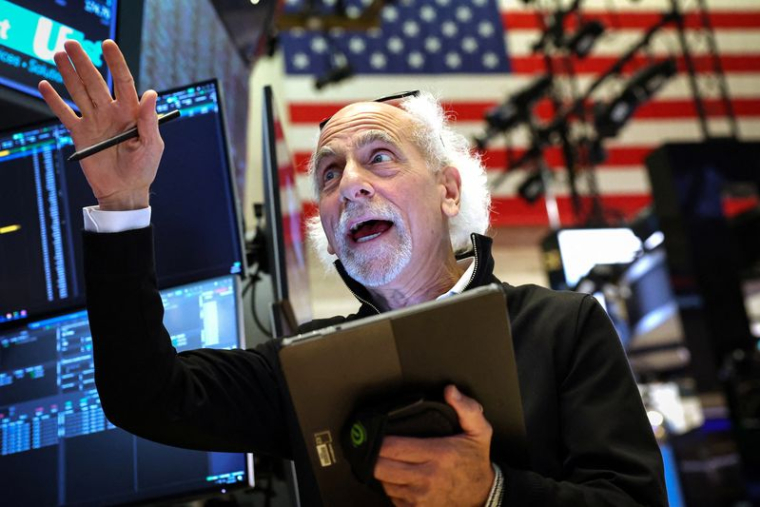 Un trader réagit sur le parquet de la Bourse de New York (NYSE) à New York