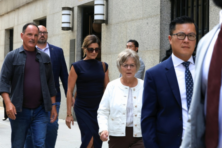 Des membres de la famille de Brian Thompson, dont son épouse Paulette Thompson (centre-gauche) après la comparution de Luigi Mangione devant un tribunal de Manhattan, à New York, le 14 août 2026 ( AFP / TIMOTHY A. CLARY )