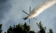 Largage d'eau au large du village côtier de Porto Germeno à 70 km au nord-ouest d'Athènes le 2 août 2026 ( AFP / Angelos TZORTZINIS )