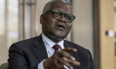 Aliko Dangote, PDG du groupe nigérian Dangote, discute le 29 septembre 2026 à Nairobi ( AFP / SIMON MAINA )