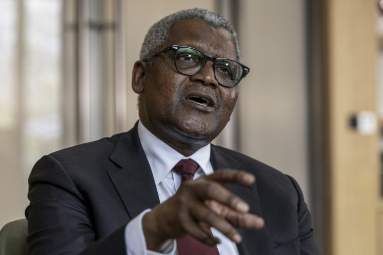 Aliko Dangote, PDG du groupe nigérian Dangote, discute le 29 septembre 2026 à Nairobi ( AFP / SIMON MAINA )