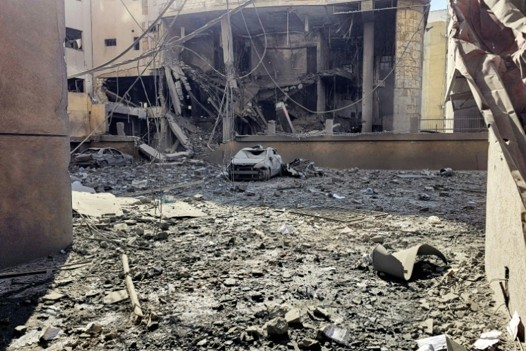 Un immeuble abritant la station de radio al-Nour, appartenant au mouvement chiite libanais Hezbollah, touché par des raids israéliens, le 3 mars 2026, à Beyrouth, au Liban ( AFP / - )