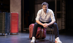 Alexis Michalik le 19 juin 2024, au théâtre de la Renaissance à Paris ( AFP / JOEL SAGET )