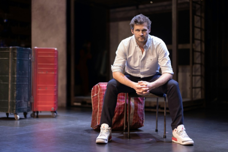Alexis Michalik le 19 juin 2024, au théâtre de la Renaissance à Paris ( AFP / JOEL SAGET )