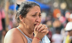 Une femme attend dans l'angoisse alors que les secouristes cherchent l'un de ses proches dans les décombres, à Pereira, le 12 août 2026 ( AFP / Luis ACOSTA )