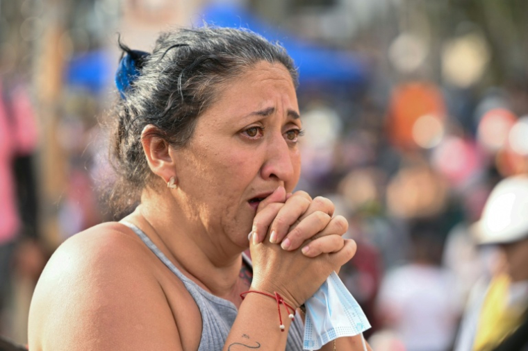 Une femme attend dans l'angoisse alors que les secouristes cherchent l'un de ses proches dans les décombres, à Pereira, le 12 août 2026 ( AFP / Luis ACOSTA )