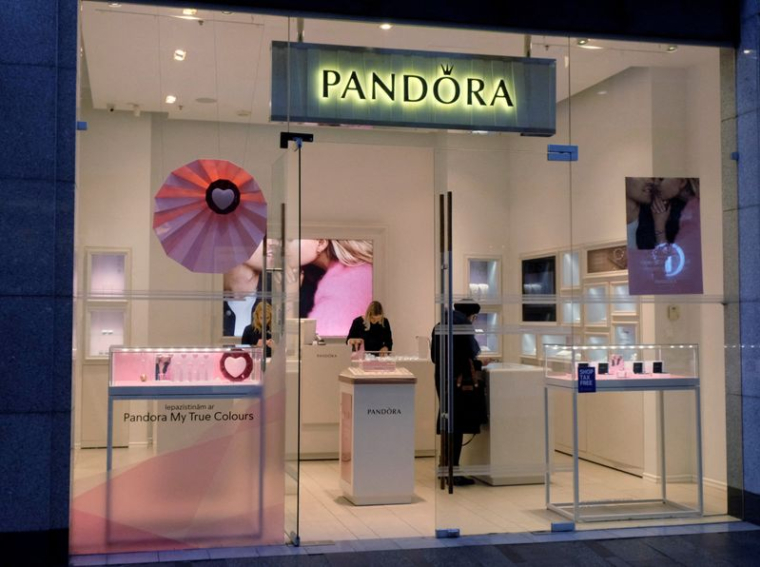LES VENTES DE PANDORA AU T1 DÉPASSENT LES ATTENTES, PRÉVISIONS RELEVÉES