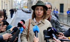 La secrétaire générale de la CGT, Sophie Binet parle à la presse à l'issue d'une réunion avec le Premier ministre Sébastien Lecornu à Matignon, le 21 octobre 2026 à Paris ( AFP / Ludovic MARIN )