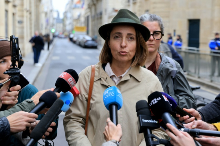 La secrétaire générale de la CGT, Sophie Binet parle à la presse à l'issue d'une réunion avec le Premier ministre Sébastien Lecornu à Matignon, le 21 octobre 2026 à Paris ( AFP / Ludovic MARIN )