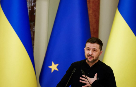 Volodimir Zelensky assiste lors d'une conférence de presse à Kyiv, en Ukraine