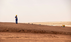 Un ouvrier marche dans la mine Cominak près d'Arlit, dans le nord du Niger, le 8 mars 2023. ( AFP / OLYMPIA DE MAISMONT )