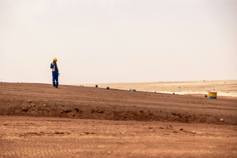 Un ouvrier marche dans la mine Cominak près d'Arlit, dans le nord du Niger, le 8 mars 2023. ( AFP / OLYMPIA DE MAISMONT )