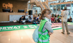 La militante suédoise Greta Thunberg et des membres d'Extinction Rebellion bloquent l'accès au  siège social de la banque DNB à Oslo, le 22 août 2025 en Norvège ( NTB / Stian Lysberg Solum )