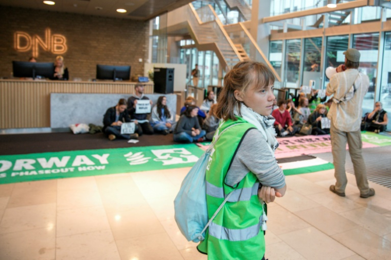 La militante suédoise Greta Thunberg et des membres d'Extinction Rebellion bloquent l'accès au  siège social de la banque DNB à Oslo, le 22 août 2025 en Norvège ( NTB / Stian Lysberg Solum )