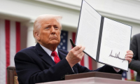 Le président américain Donald Trump brandit un décret sur les droits de douane, le 2 avril 2025 à la Maison Blanche, à Washington ( GETTY IMAGES NORTH AMERICA / Andrew Harnik )