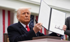 Le président américain Donald Trump brandit un décret sur les droits de douane, le 2 avril 2025 à la Maison Blanche, à Washington ( GETTY IMAGES NORTH AMERICA / Andrew Harnik )