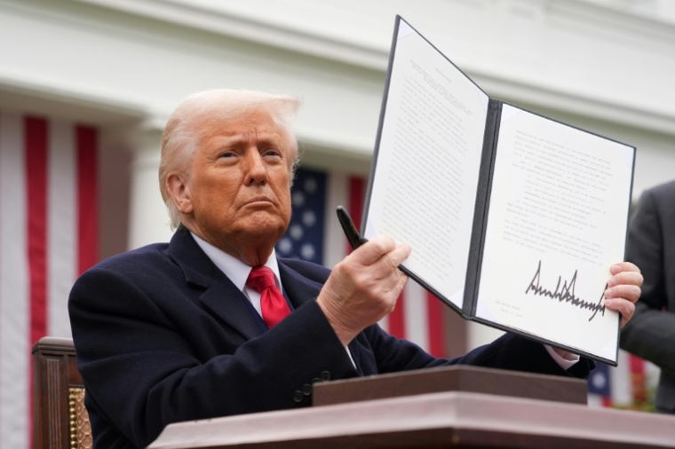 Le président américain Donald Trump brandit un décret sur les droits de douane, le 2 avril 2025 à la Maison Blanche, à Washington ( GETTY IMAGES NORTH AMERICA / Andrew Harnik )