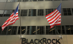 Photo d'archives du logo de BlackRock Inc au-dessus de son siège à New York