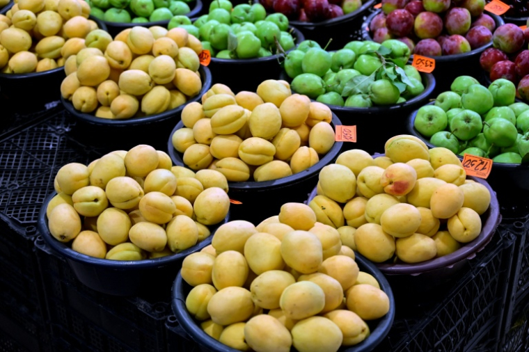 Des abricots en vente à Erevan, le 4 juillet 2026. ( AFP / KAREN MINASYAN )