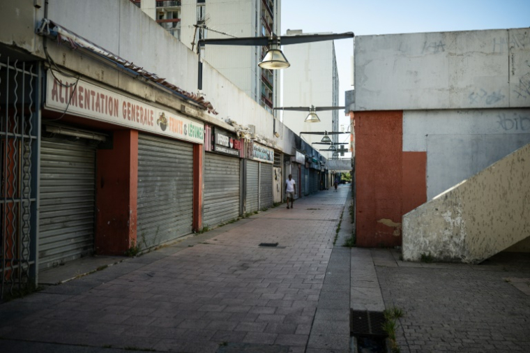 Des commerces fermés dans le quartier de Pissevin à Nîmes, le 6 août 2024 dans le Gard ( AFP / CLEMENT MAHOUDEAU )
