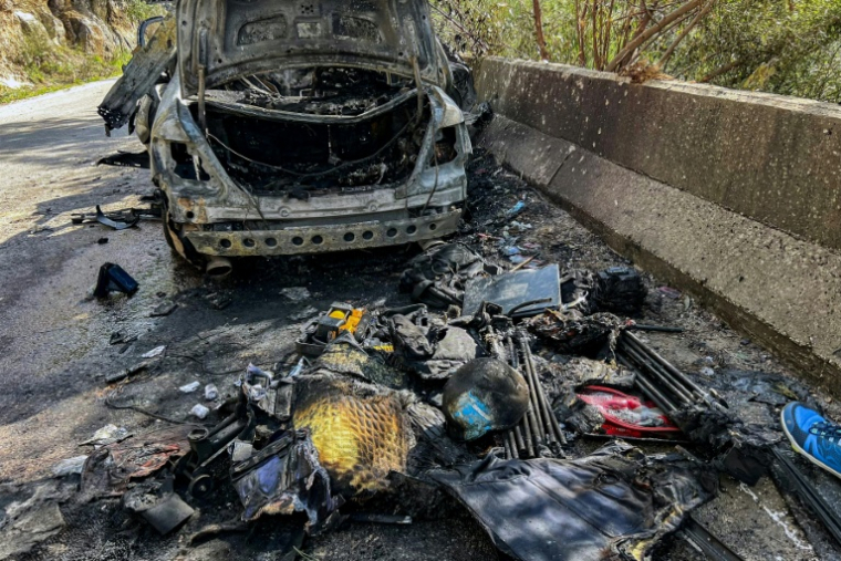 Le matériel utilisé par une équipe de journalistes tués dans une frappe israélienne près de leur véhicule détruit, au bord d'une route menant à Jezzine, dans le sud du Liban, le 28 mars 2026 ( AFP / Mahmoud ZAYYAT )