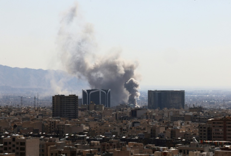 Des nuages de fumée s'élèvent à Téhéran après des explosions, le 1er mars 2026 ( AFP / ATTA KENARE )
