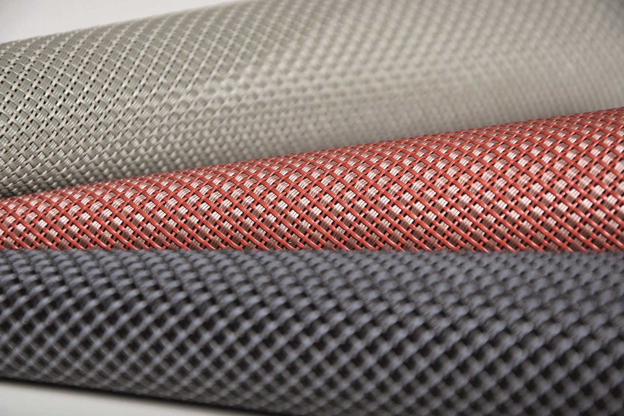 Serge Ferrari fabrique des surfaces en composite souple, non déformable et ignifugé, livrées sous forme de bobines, ou au contraire en préfabriqués, et utilisées principalement dans la construction : toitures tendues, protections solaires, solutions acoustiques, écrans d'étanchéité. (crédit : Serge Ferrari)