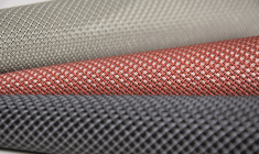 Serge Ferrari fabrique des surfaces en composite souple, non déformable et ignifugé, livrées sous forme de bobines, ou au contraire en préfabriqués, et utilisées principalement dans la construction : toitures tendues, protections solaires, solutions acoustiques, écrans d'étanchéité. (crédit : Serge Ferrari)