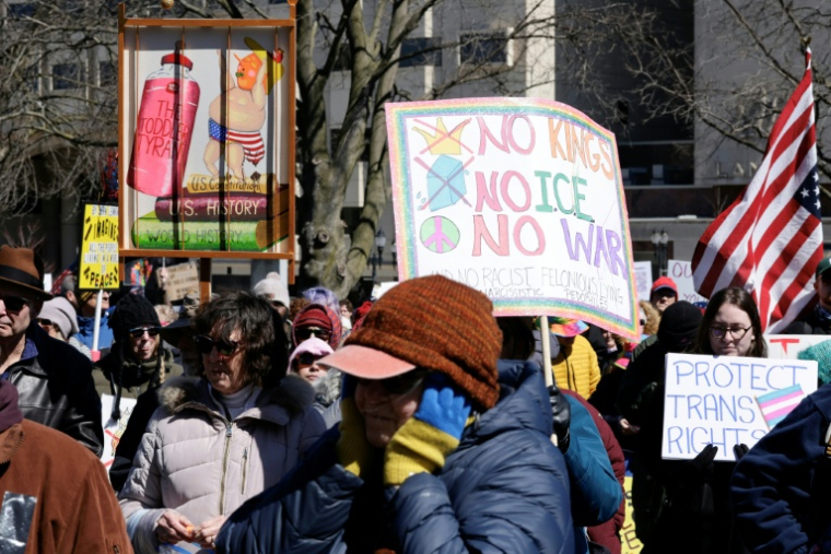 Manifestation "No Kings" contre Donald Trump à Lansing, dans le Michigan, le 28 mars 2026 ( AFP / JEFF KOWALSKY )