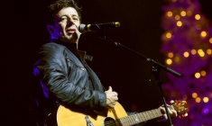 Le chanteur Patrick Bruel lors d'un concert à Valenciennes le 20 décembre 2019 ( AFP / FRANCOIS LO PRESTI )