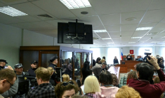 Des militants russes antiguerre du mouvement de jeunesse pro-démocratie Vesna attendent dans le box des accusés l'annonce de leur verdict au tribunal de Saint-Pétersbourg, le 8 avril 2026 ( AFP / Olga MALTSEVA )