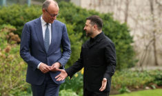 Le chancelier allemand Friedrich Merz (g) accueille le président ukrainien Volodymyr Zelensky à Berlin, le 14 avril 2026  ( AFP / Odd ANDERSEN )