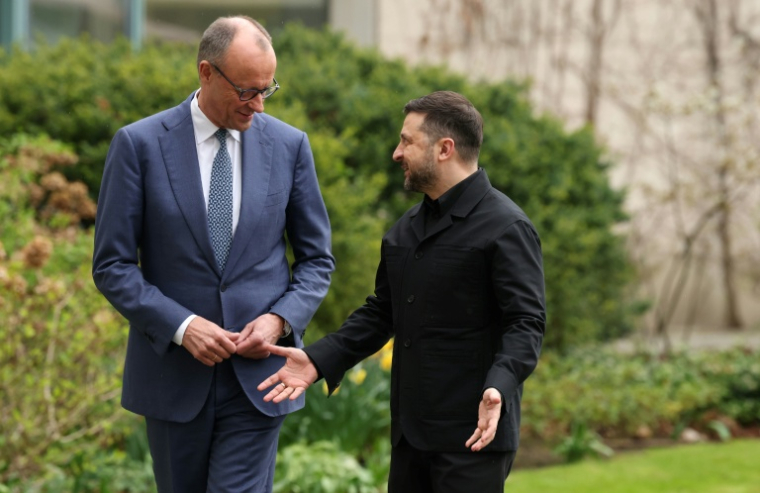 Le chancelier allemand Friedrich Merz (g) accueille le président ukrainien Volodymyr Zelensky à Berlin, le 14 avril 2026  ( AFP / Odd ANDERSEN )