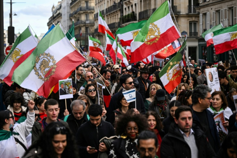 Manifestation d'opposants au régime iranien, à Paris le 1er mars 2026 ( AFP / Anna KURTH )