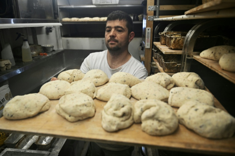 Le boulanger bénévole Loïc Nervi travaille dans son camion en Ukraine, le 19 février 2026 ( AFP / Genya SAVILOV )